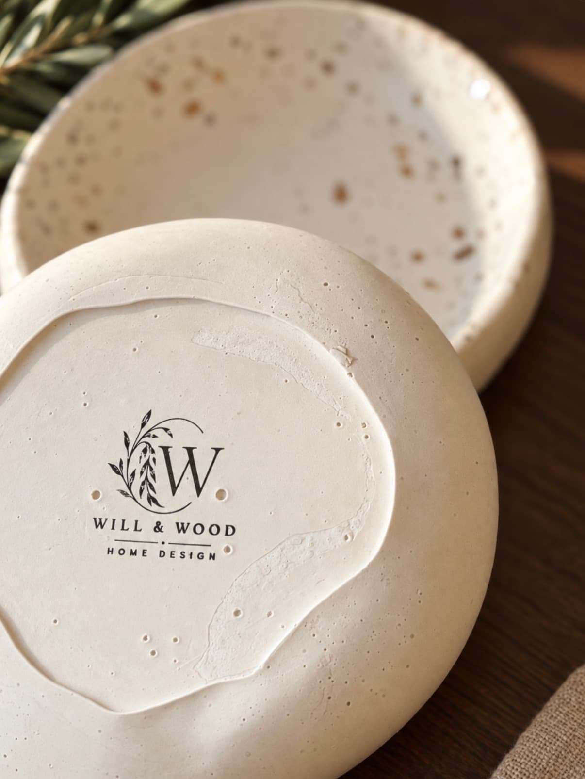 Deux coupes en Jesmonite crème signées Will & Wood sur un plan en bois